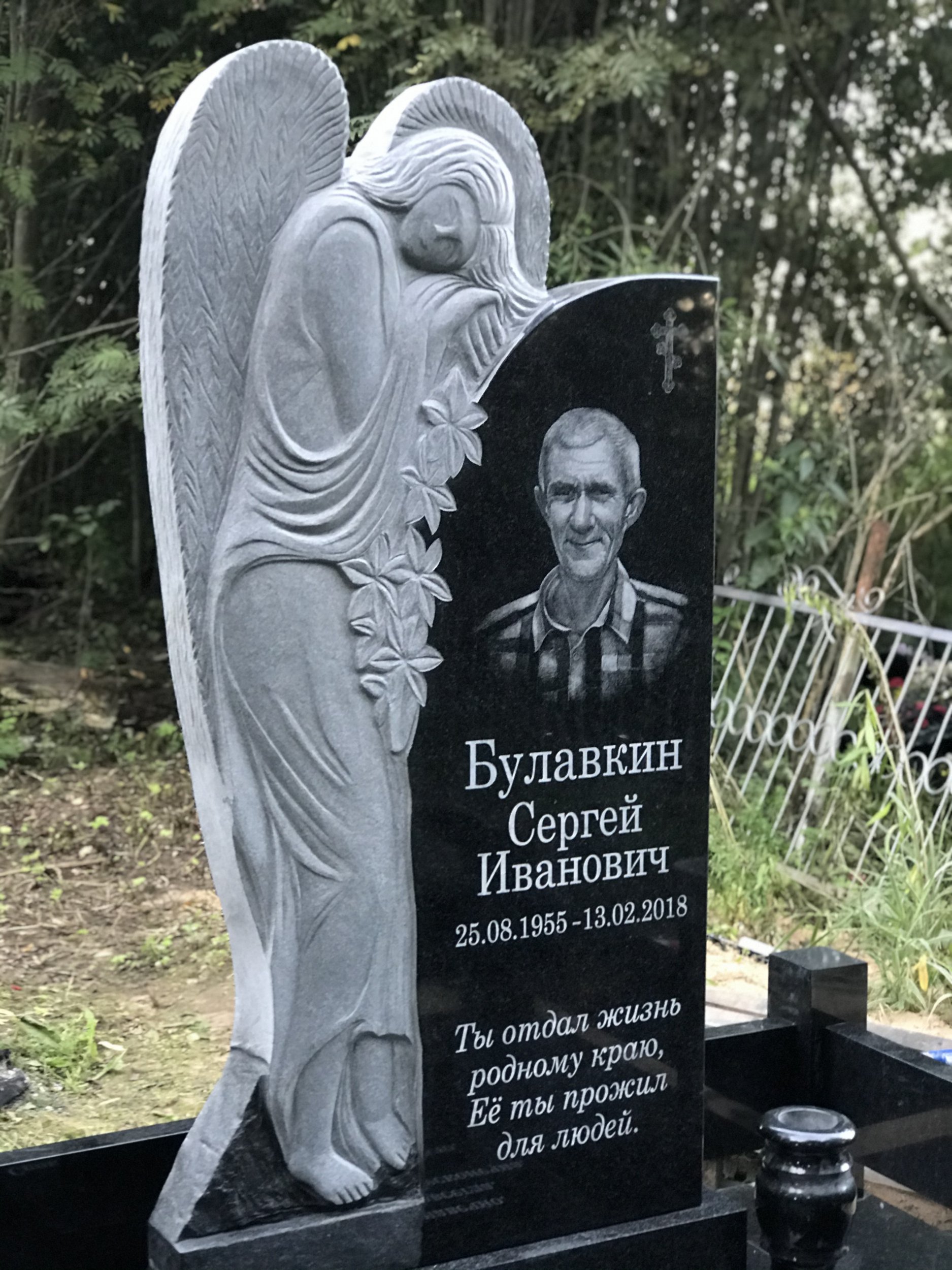 Памятник надгробный "С ангелом" АМ1933 160х80х12 см захоронение 1.8 х 1.8 м