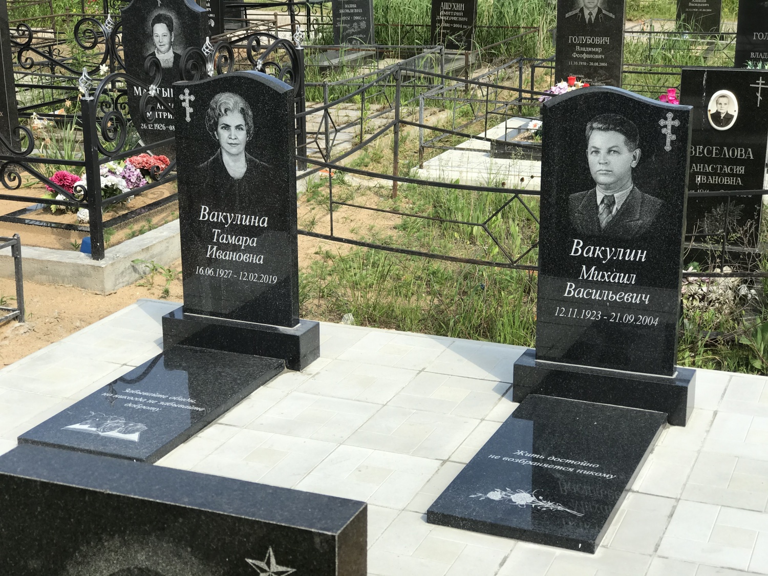 Памятник надгробный АМ1062 80х40х5 см захоронение 2.5 х 2 м