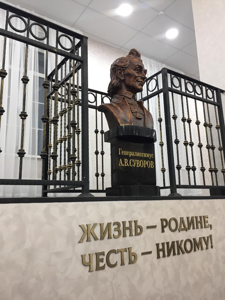 ПОСТАМЕНТ В ТВЕРСКОМ (КАЛИНИНСКОМ) СУВОРОВСКОМ ВОЕННОМ УЧИЛИЩЕ