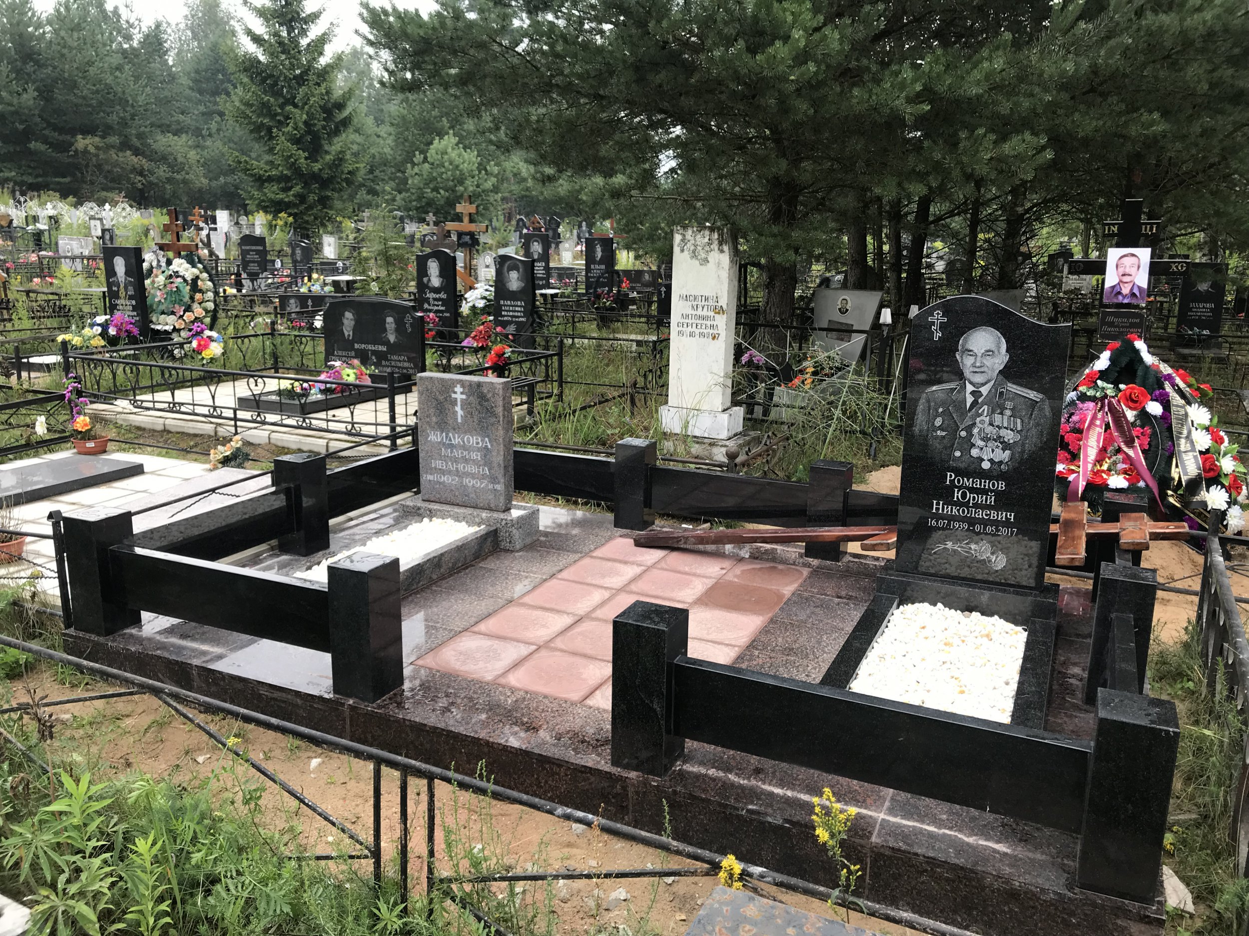 Благоустройство 3-ого места захоронения гранитом и восстановление старого памятника