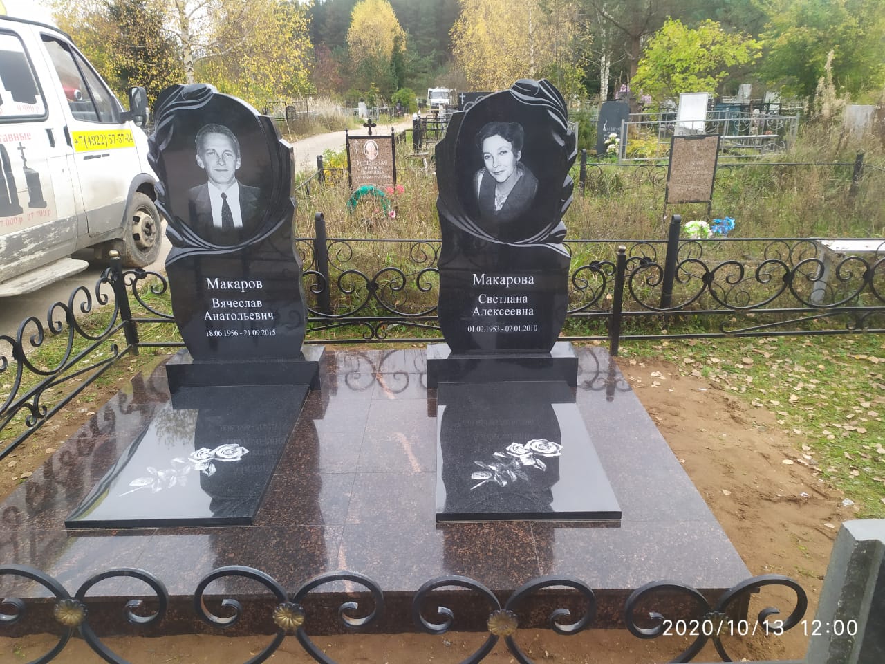 Зеркальные надгробные памятники АМ1823 120х60х8 см захоронение 2.5 х 2 м