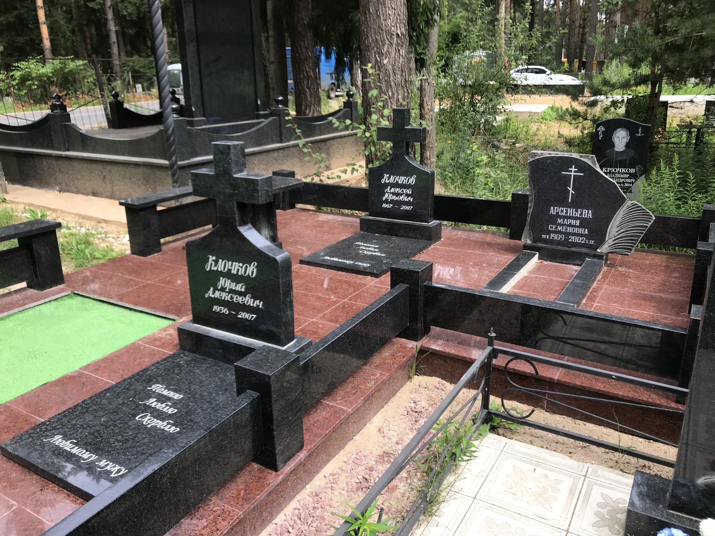Необычное благоустройство двух мест захоронений 